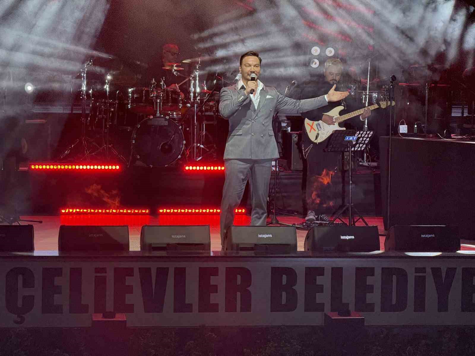 Bah&ccedil;elievler&rsquo;de 29 Ekim&rsquo;de y&uuml;zlerce vatandaş Sinan Ak&ccedil;ıl şarkılarıyla coştu
