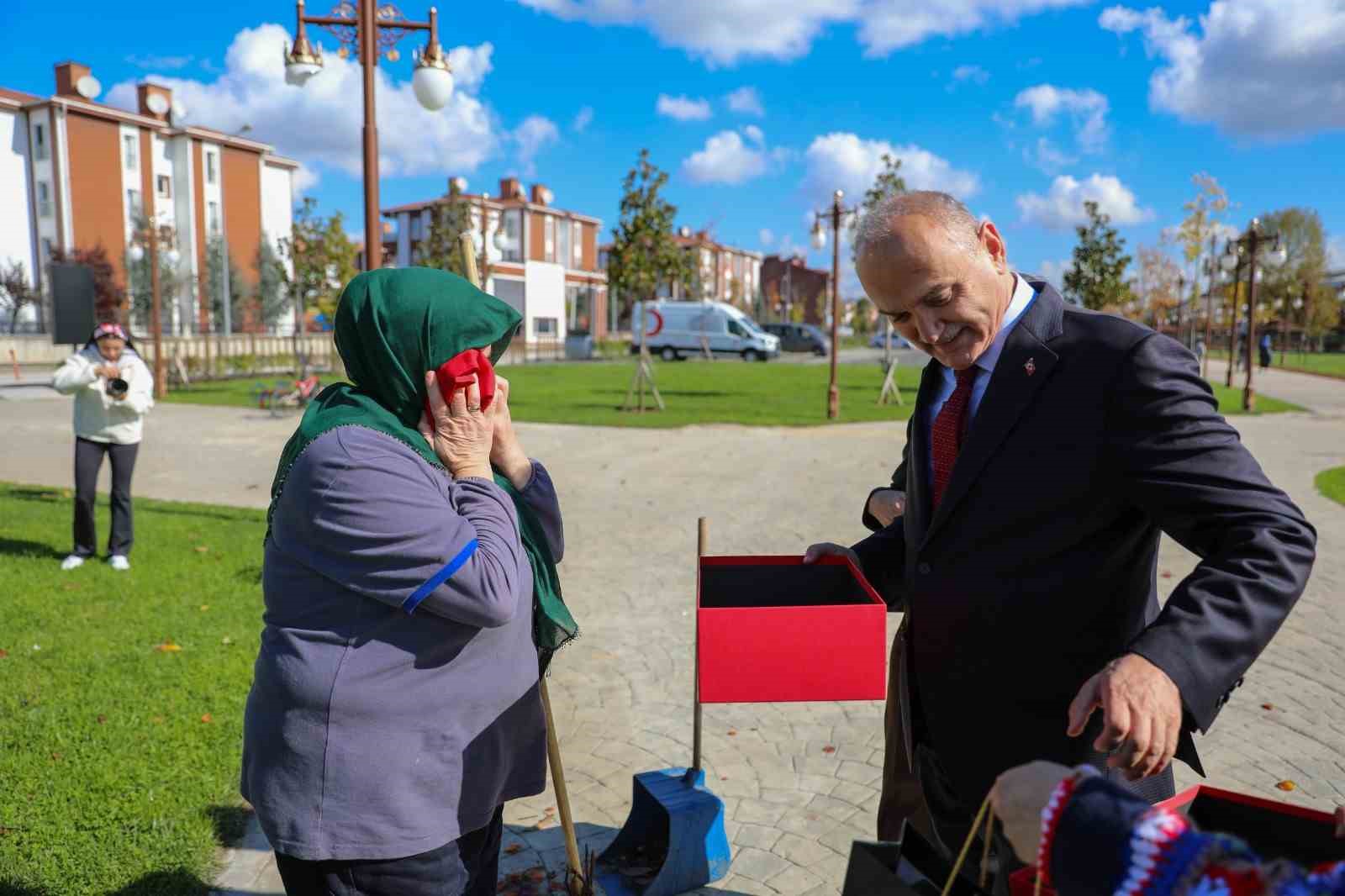 T&uuml;rk bayrağını yere d&uuml;ş&uuml;rmemek i&ccedil;in g&ouml;sterdiği duyarlılık y&uuml;rekleri ısıttı
