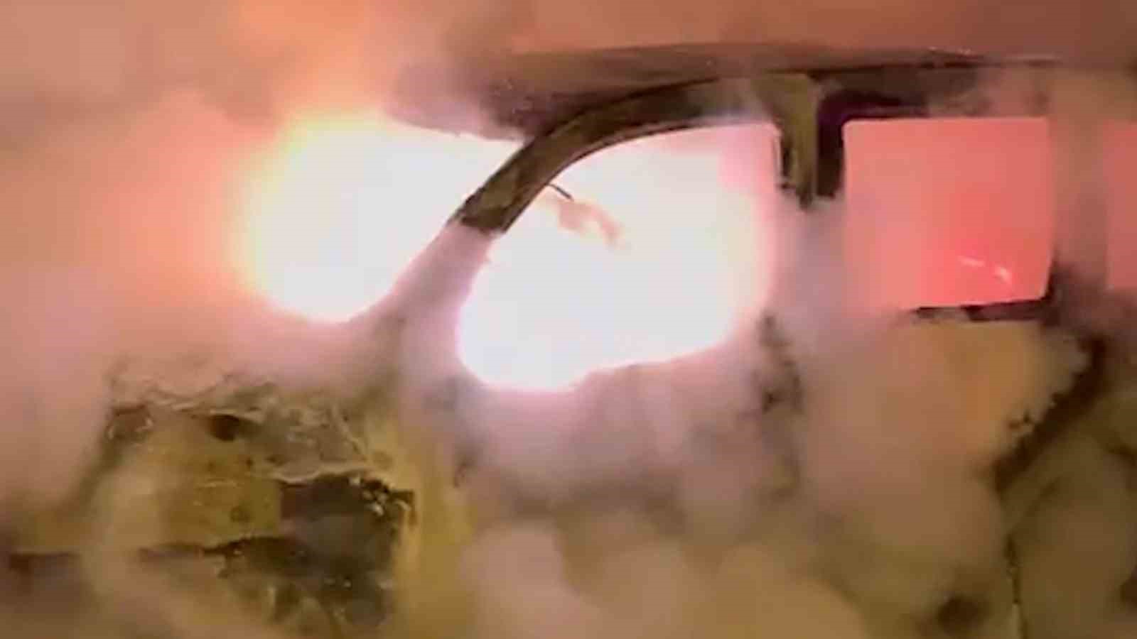 Motor kısmı alev alan ara&ccedil; saniyeler i&ccedil;inde ateş topuna d&ouml;nd&uuml;
