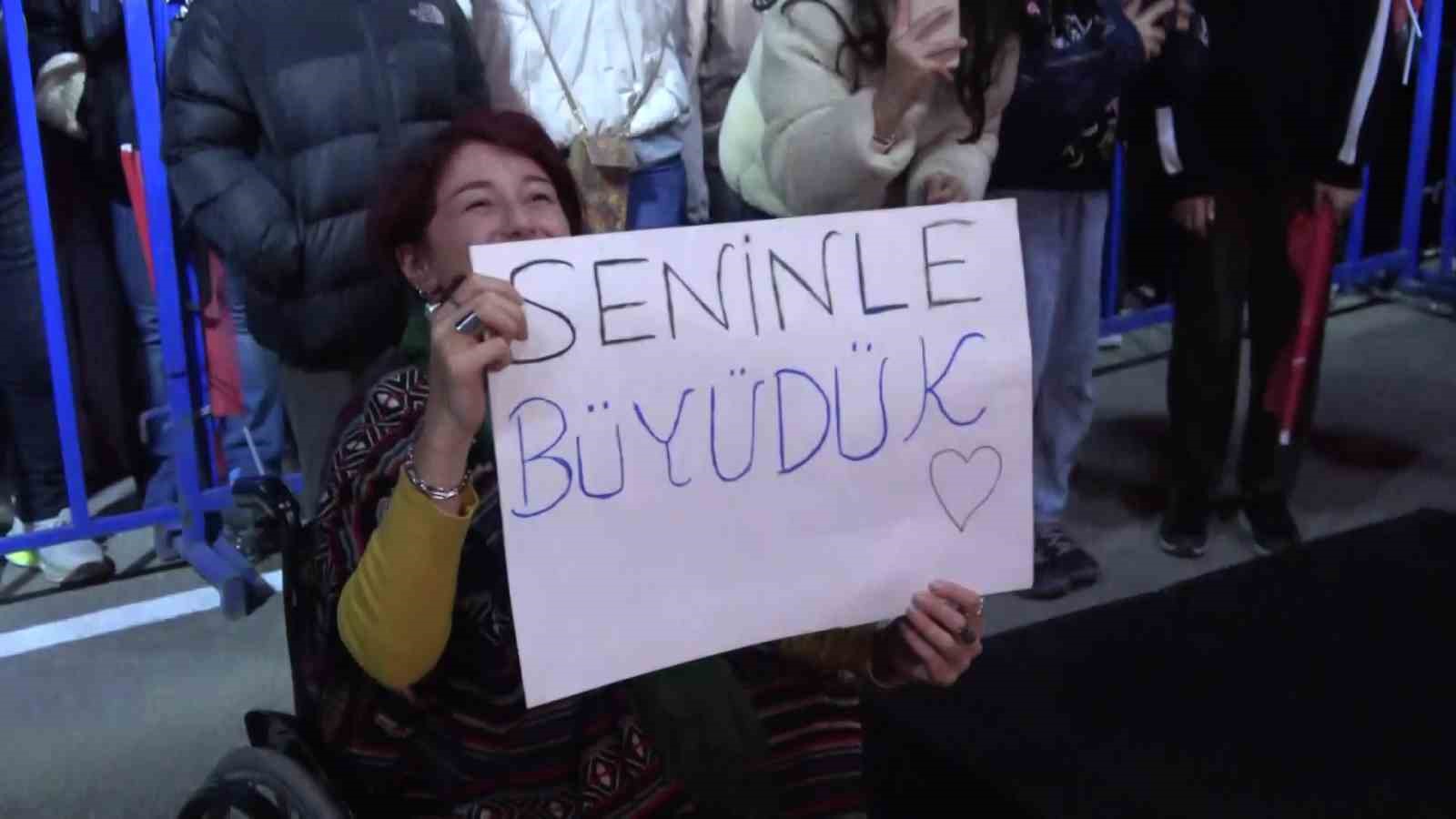 &Uuml;nl&uuml; şarkıcı &Ccedil;elik, Amasya konserinde mahalle muhtarıyla sahnede oynadı
