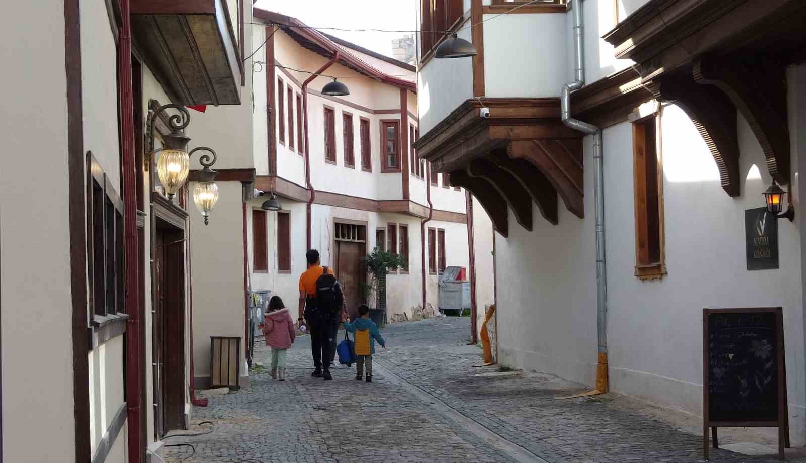 Doç. Dr. Abdullah Erdem Taş: "Modern hayat insanları yalnızlaştırıyor"