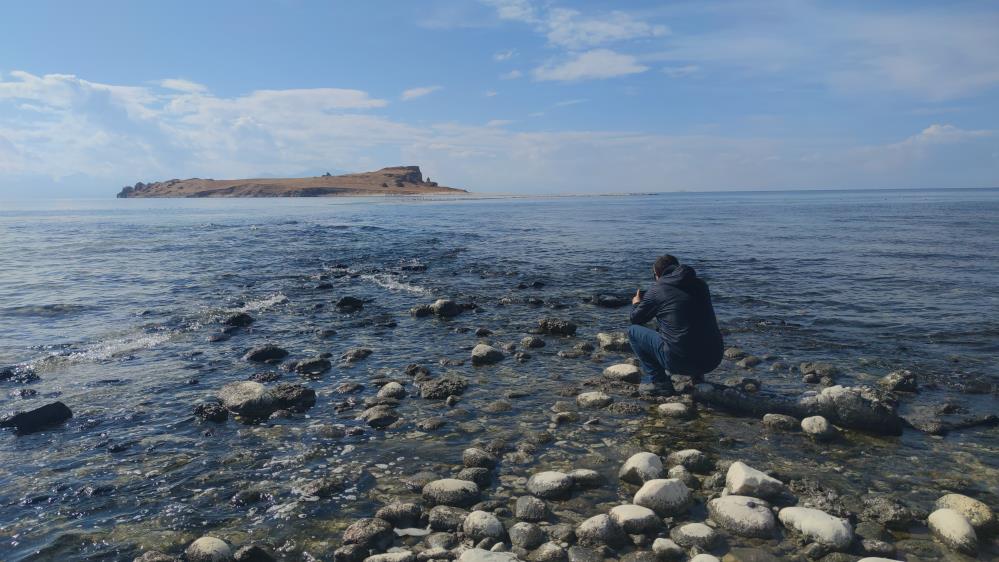Van Gölü’nde su seviyesi düştü, Çarpanak Adası’na giden antik yol ortaya çıktı