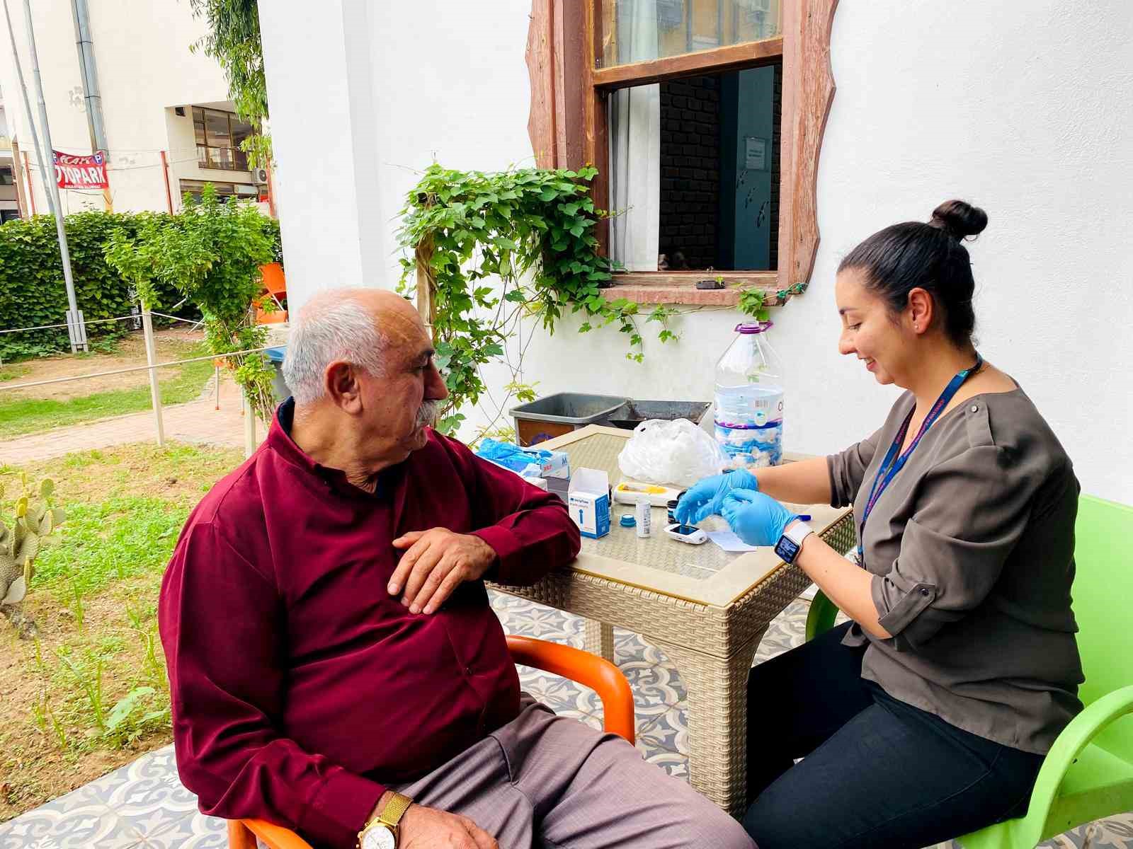 Muratpaşa’dan kıdemli kent sakinlerine sağlık taraması
