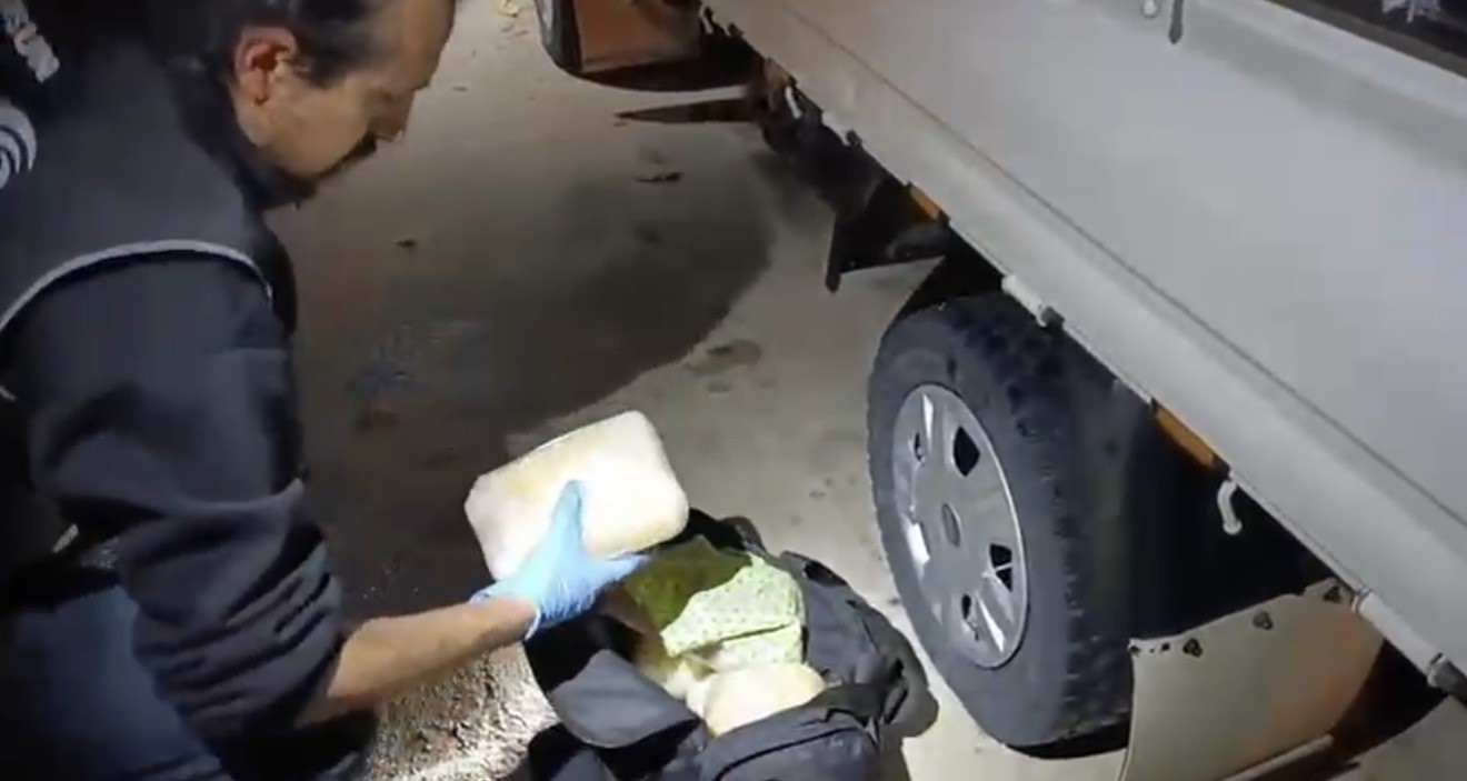 Kamyonete gizlenmiş uyuşturucuyu dedekt&ouml;r k&ouml;peği buldu: 4 kilo uyuşturucu ve 4 bin adet hap ele ge&ccedil;ti
