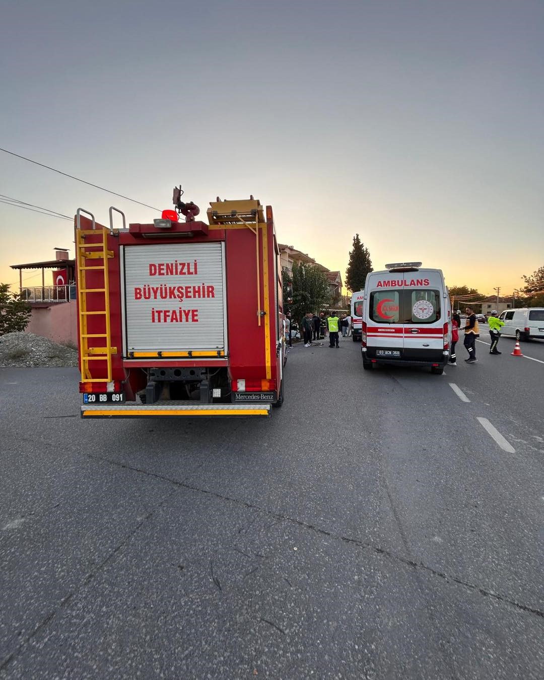 Denizli&rsquo;de yoldan &ccedil;ıkan otomobil &ouml;nce ağaca sonra eve &ccedil;arptı
