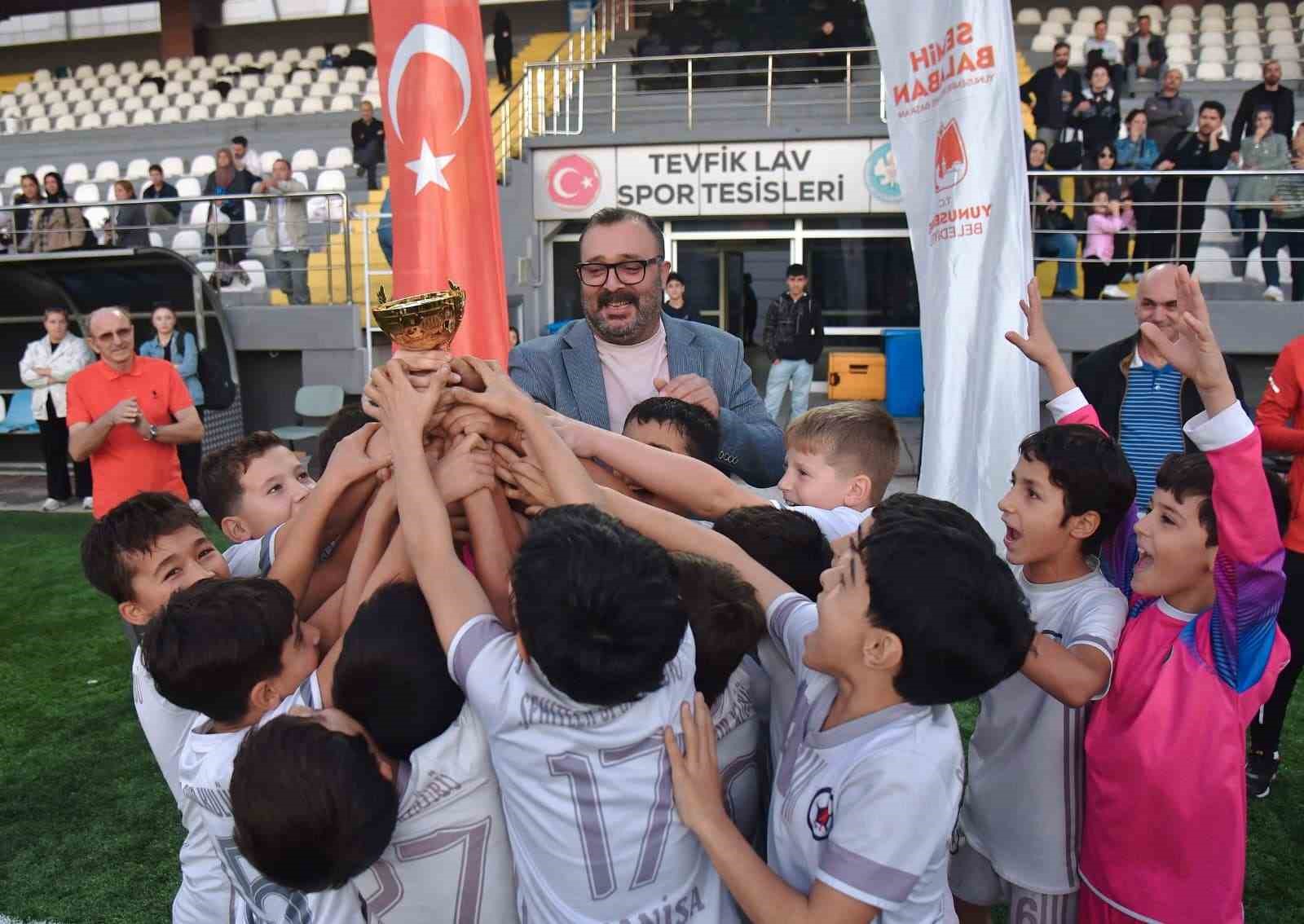 Cumhuriyet coşkusu sahaya taşındı
