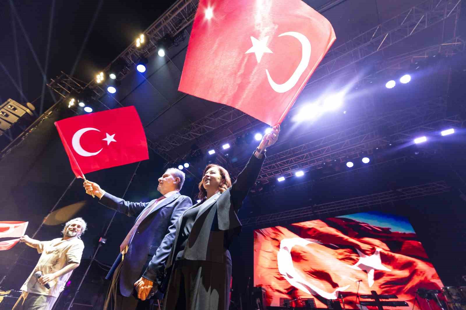 Selda Bağcan, ’Mersin Gençlik Festivali’ kapsamında sahne aldı
