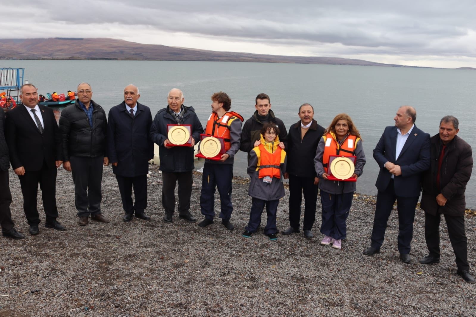 &Ccedil;ıldır&rsquo;da Cumhuriyet kano g&ouml;sterisiyle kutlandı
