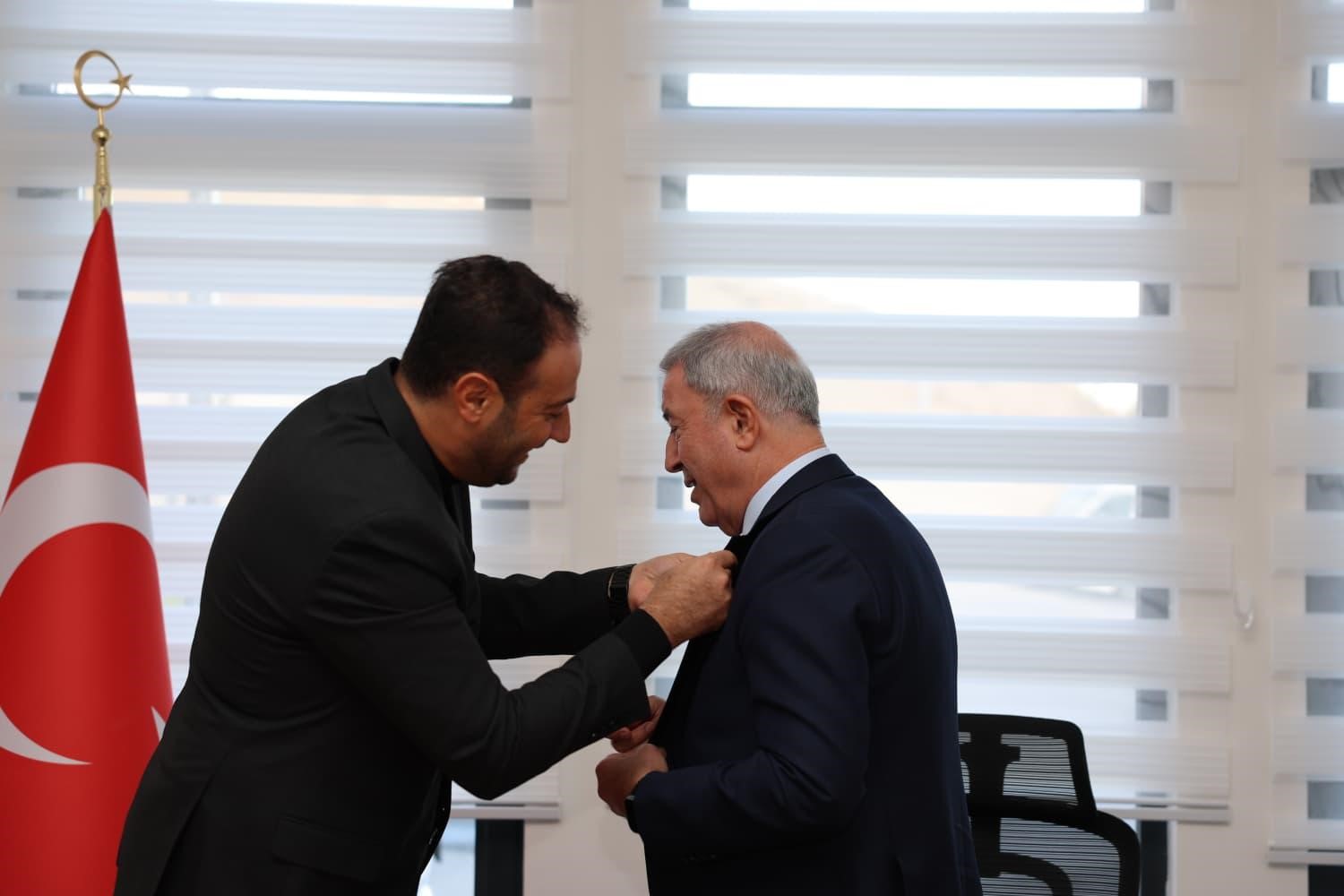 Hulusi Akar’dan Yeşilay’a destek ziyareti ve üyelik