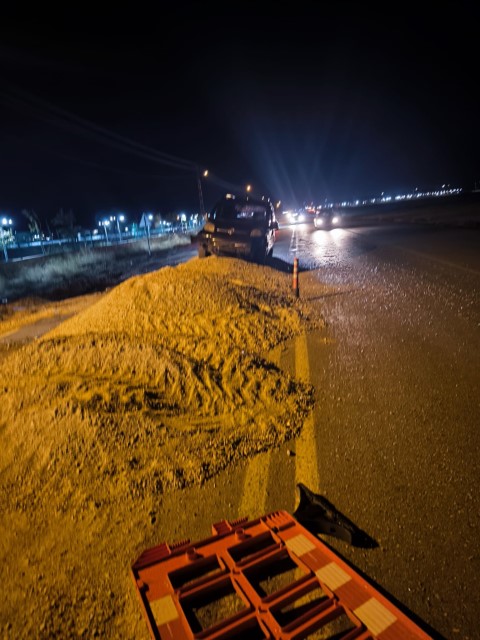 VEDAŞ’ın yer altı çalışmaları Vanlıları mağdur ediyor: Kazı yapılan alanda dün akşam maddi hasarlı kaza meydana geldi