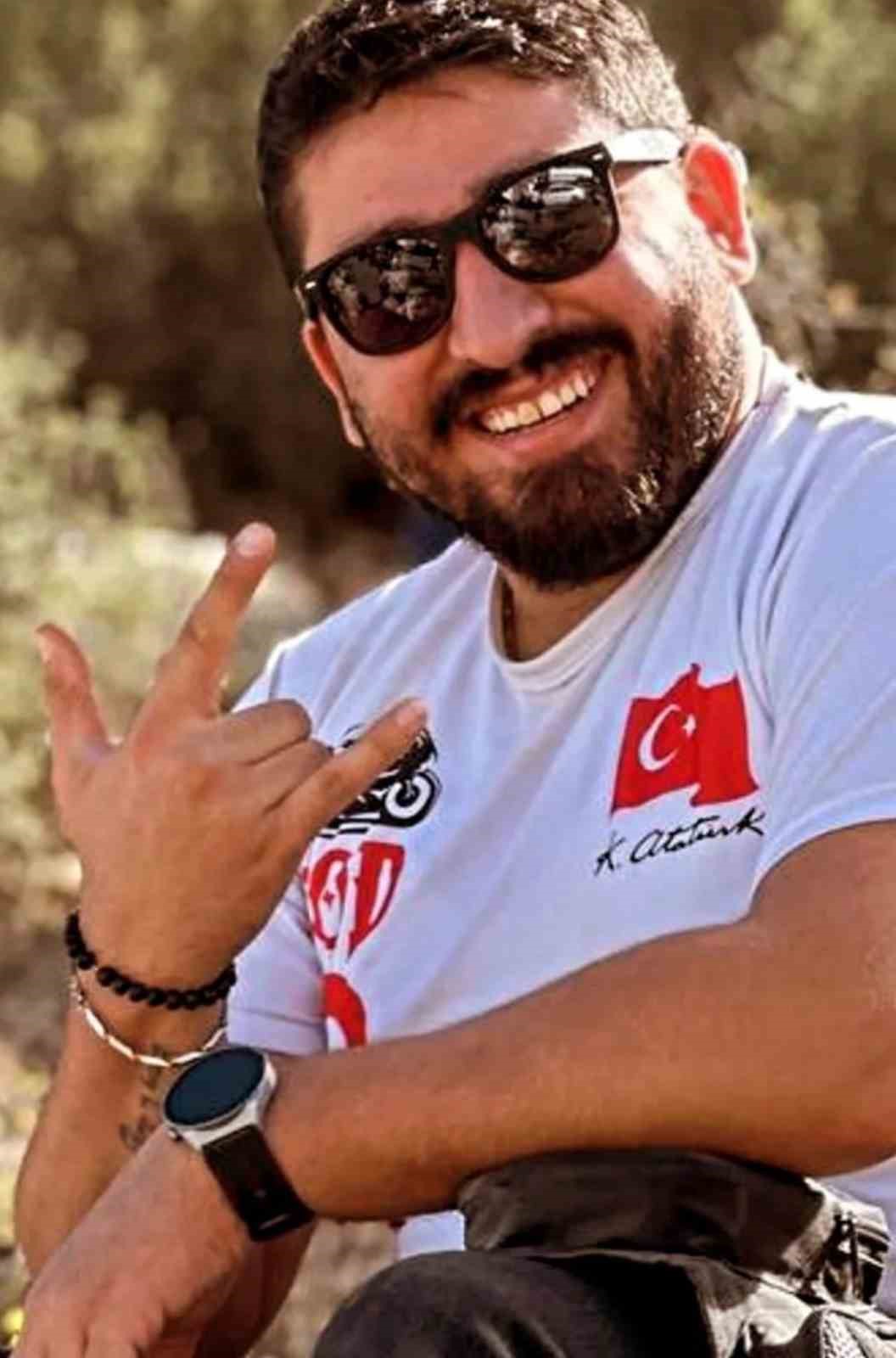 Babasının mezarını ziyaretten dönerken geçirdiği kazada hayatını kaybetti