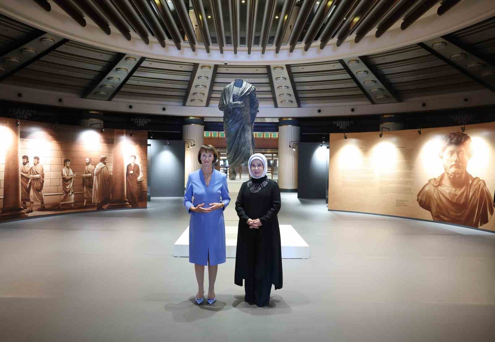 Emine Erdoğan, Almanya Başbakanı Merz’in eşiyle Millet Kütüphanesi’ni ziyaret etti