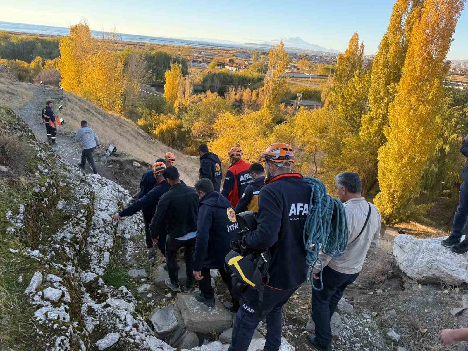 Van Kalesi&rsquo;nden d&uuml;şen kişi ağır yaralandı

