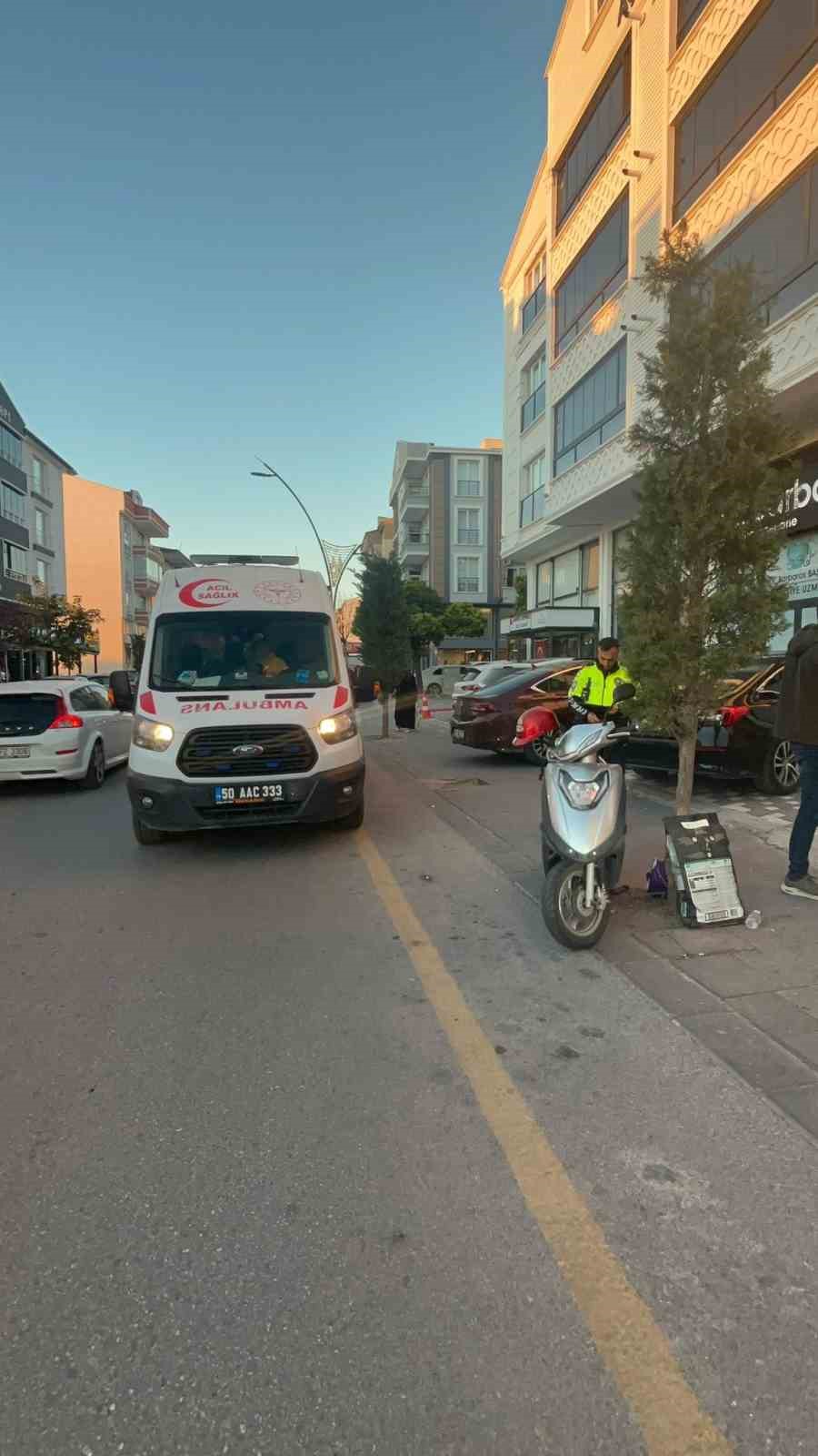 Yola kontrols&uuml;z &ccedil;ıkan otomobil ile motosiklet &ccedil;arpıştı: 1 yaralı
