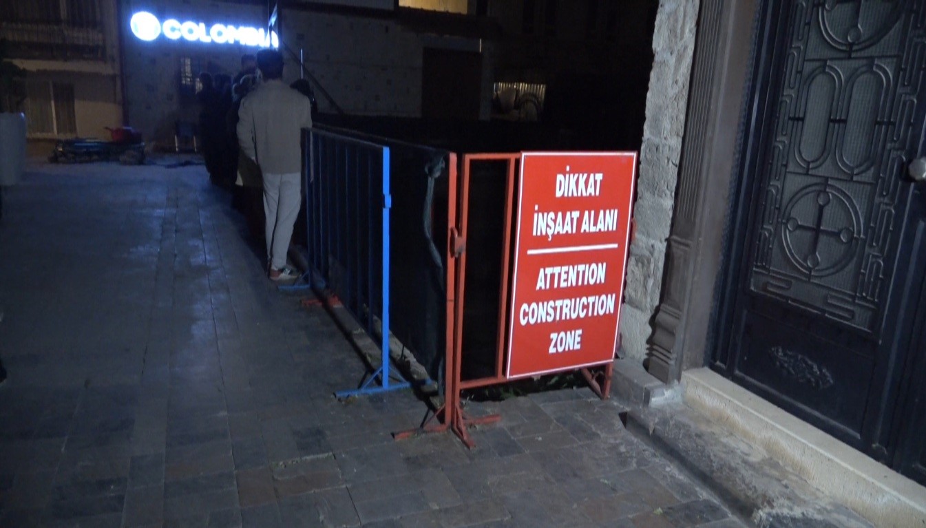 Antalya&rsquo;da 4 metrelik inşaat &ccedil;ukuruna d&uuml;şen turist itfaiye tarafından kurtarıldı
