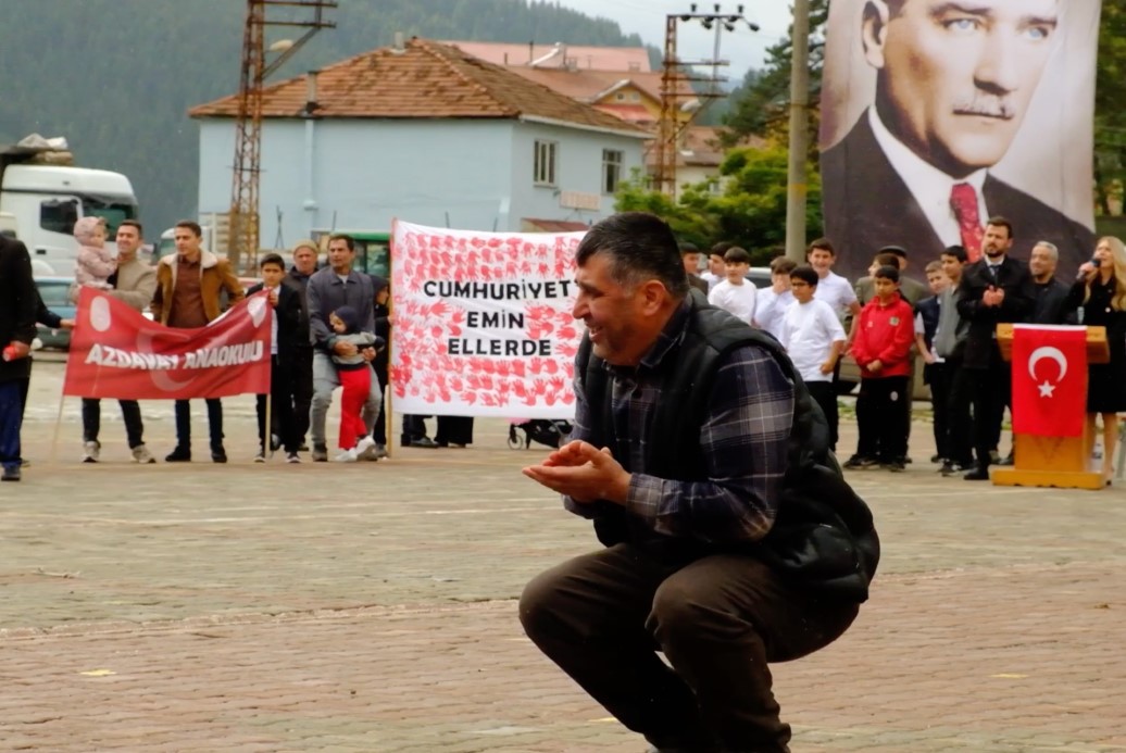 Cumhuriyet Bayramı gösterisinde duygulandıran anlar: Kızı gösteri yapabilsin diye atkısıyla minderleri kuruttu