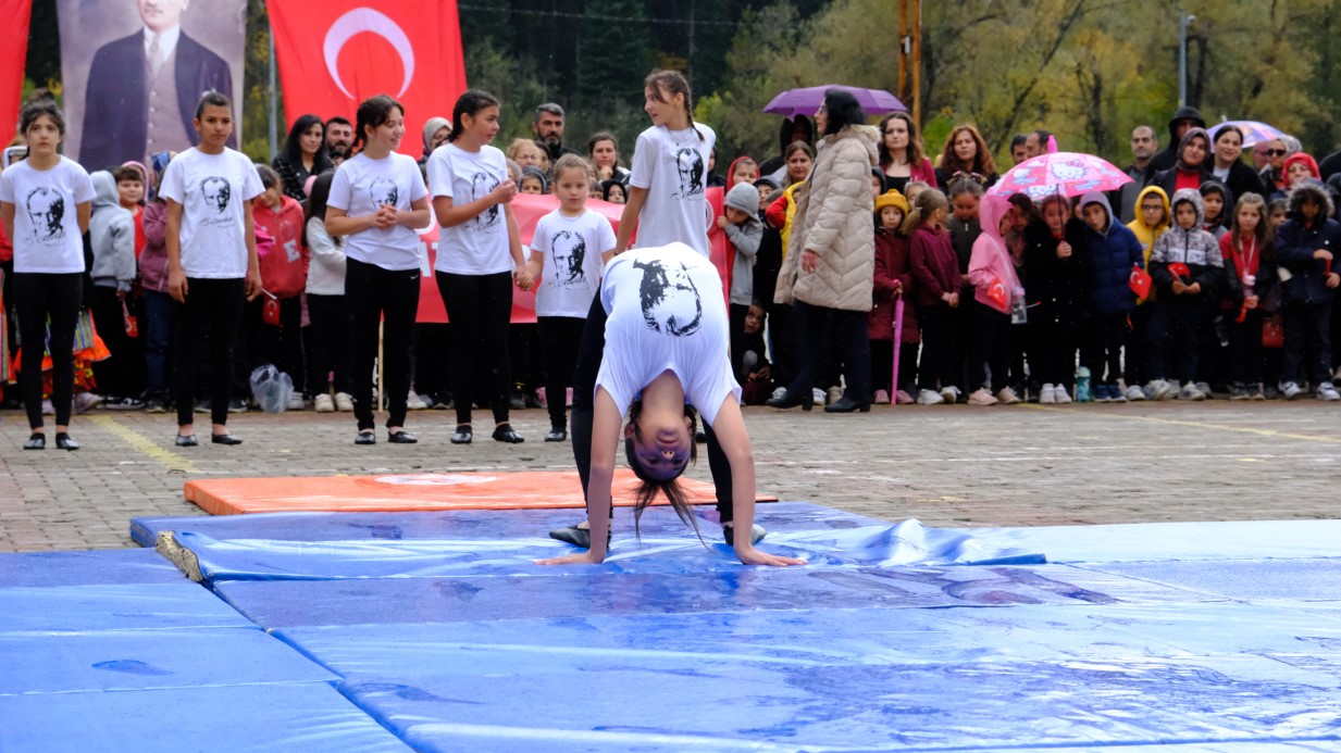 Cumhuriyet Bayramı gösterisinde duygulandıran anlar: Kızı gösteri yapabilsin diye atkısıyla minderleri kuruttu