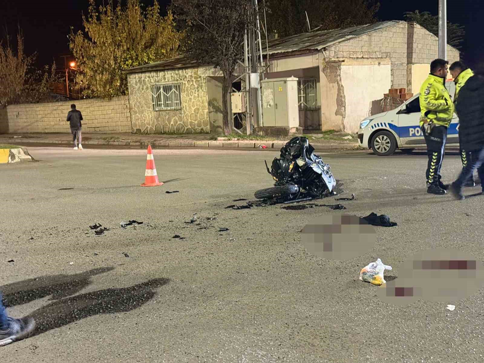 Iğdır&rsquo;da motosiklet ile otomobil &ccedil;arpıştı: 2 yaralı
