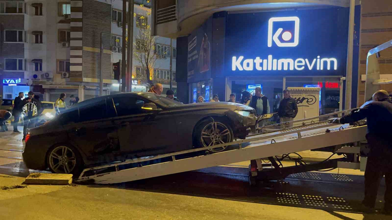 Polisin &rsquo;dur&rsquo; ihtarına uymayan ara&ccedil;tan uyuşturucu &ccedil;ıktı
