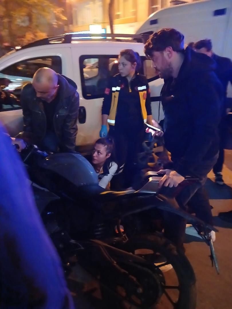 K&uuml;&ccedil;&uuml;k&ccedil;ekmece&rsquo;de kaza sonrası ayağı pedala sıkışan motosikletli, itfaiye ekiplerince kurtarıldı
