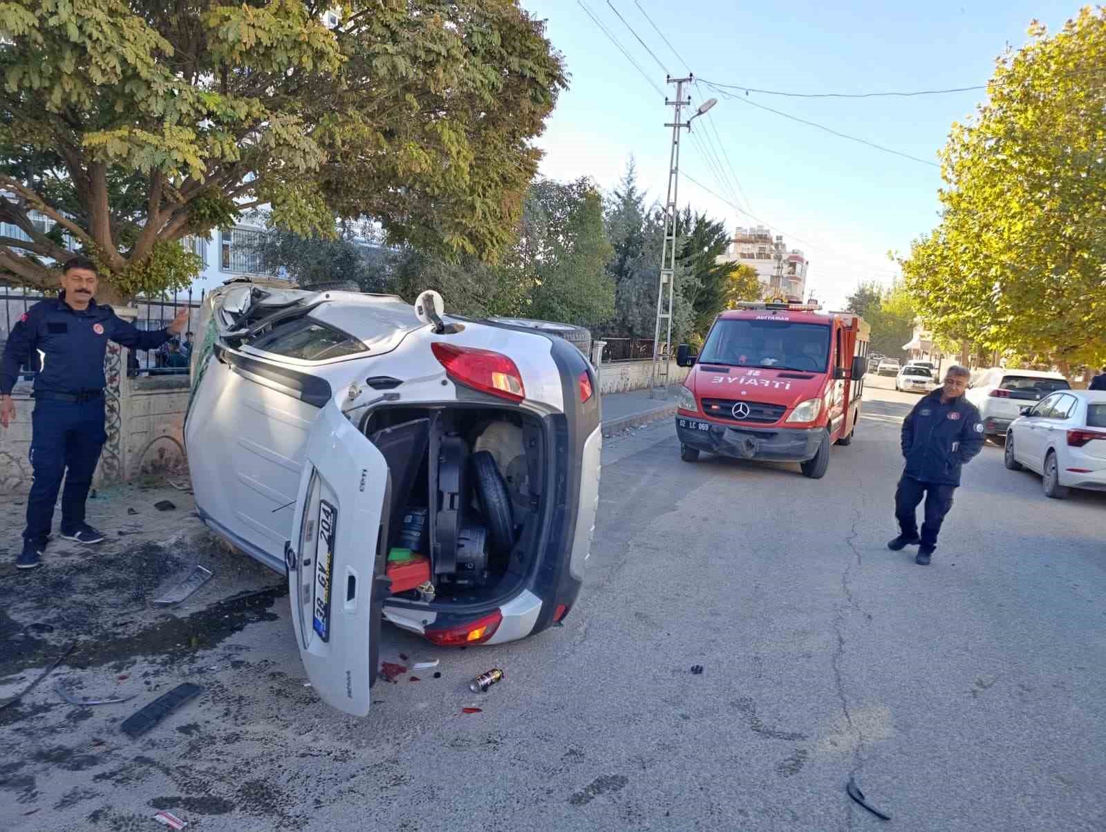 Adıyaman’da okul servisi ile otomobil çarpıştı: 5’i öğrenci 7 yaralı