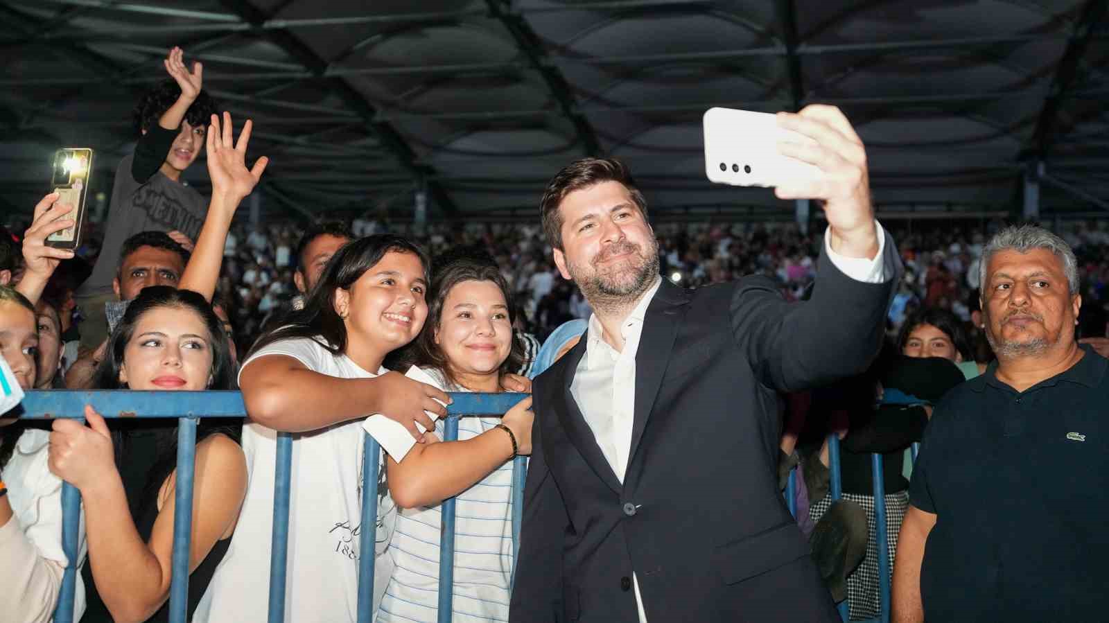 Tarsus’ta cumhuriyet coşkusu Sefo konseriyle zirveye ulaştı
