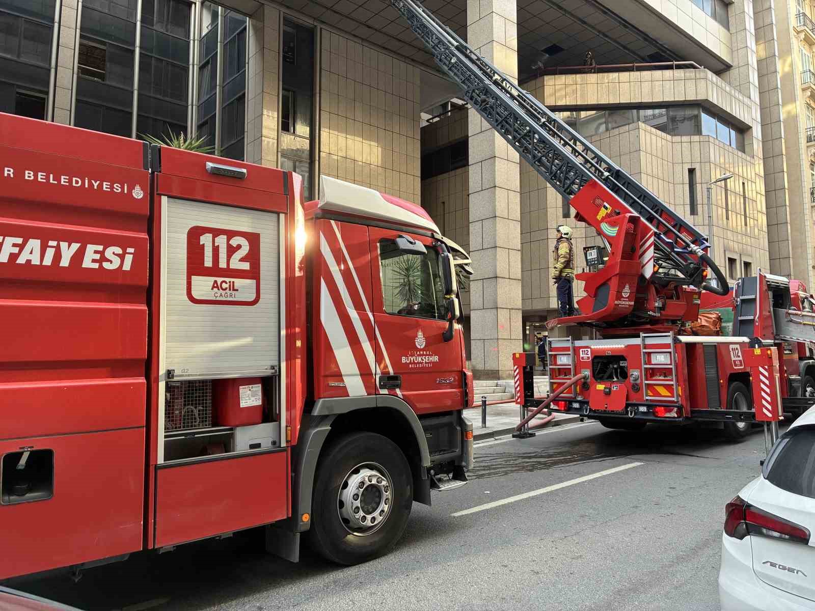 Şişli’de ısı yalıtımı sırasında çıkan yangın paniğe neden oldu