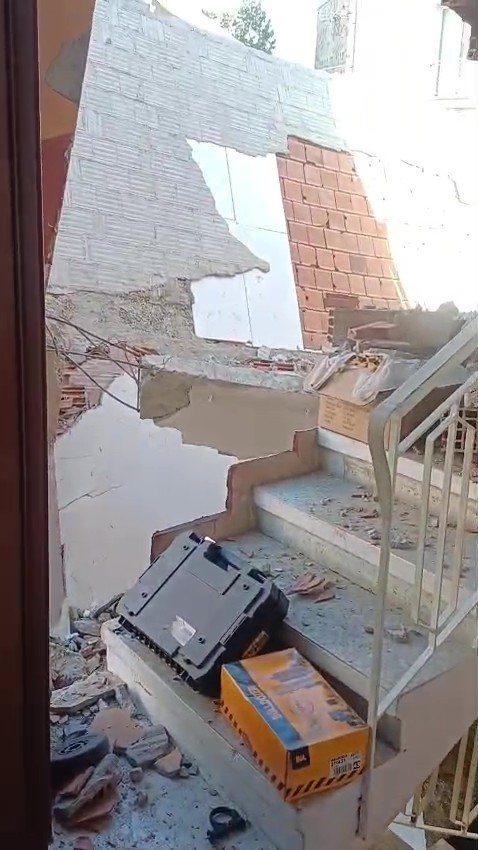 4 kişiye mezar olan binanın yanındaki apartman sakini: "Deprem oldu sandık, evimizde ciddi hasar oluştu"
