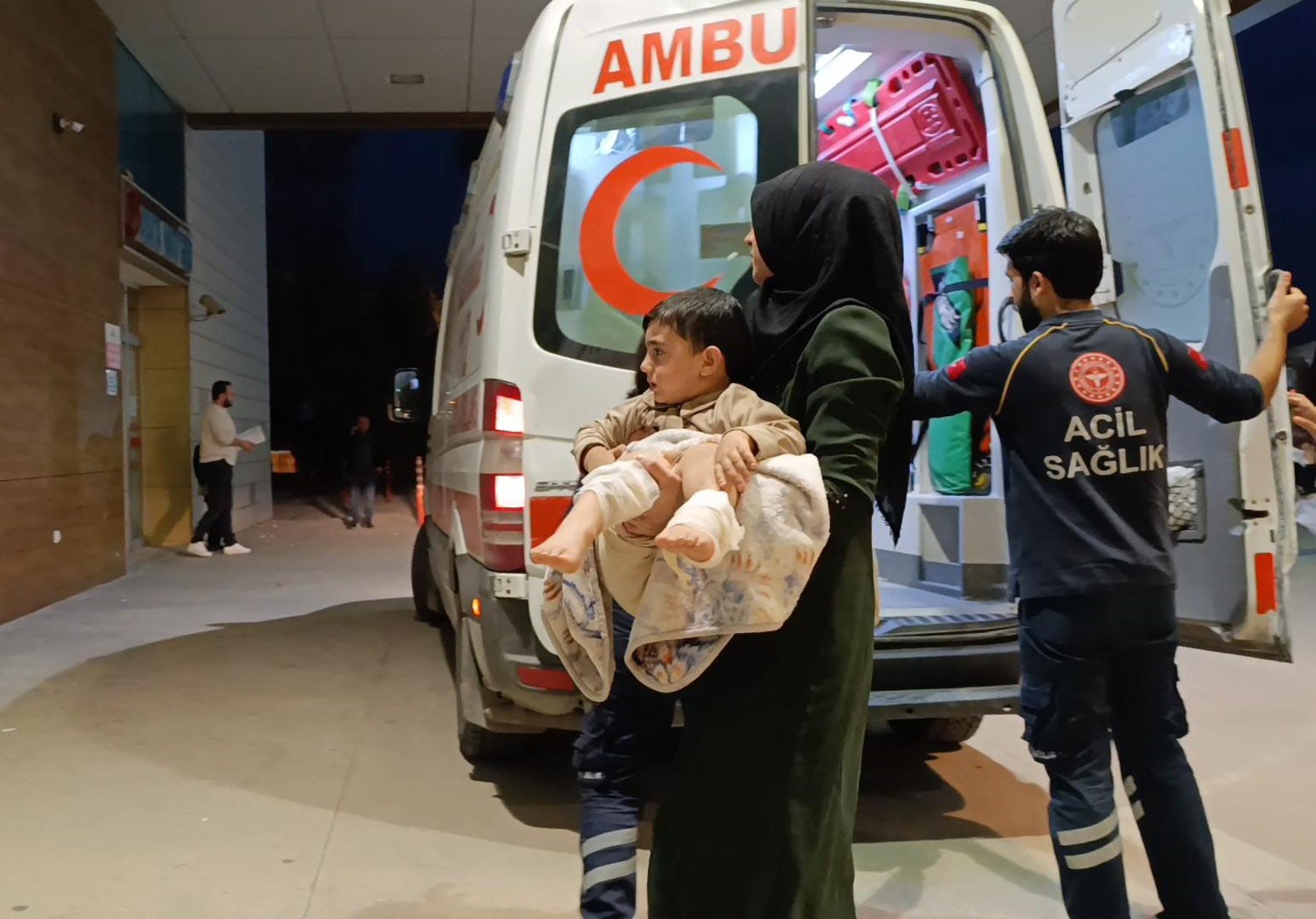 Üzerine çaydanlık devrilen çocuk yaralandı