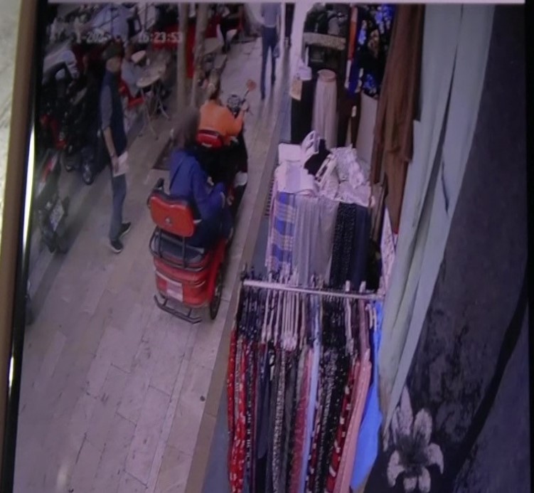 Antalya’da faciadan dönüldü: Araçların üzerine devrilen ağacın altında kalmaktan son anda kurtuldu