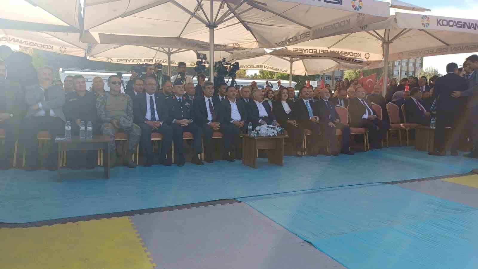 Kayseri Valisi G&ouml;kmen &Ccedil;i&ccedil;ek: "ERVA Spor Okulları &ccedil;ığ gibi b&uuml;y&uuml;yor"
