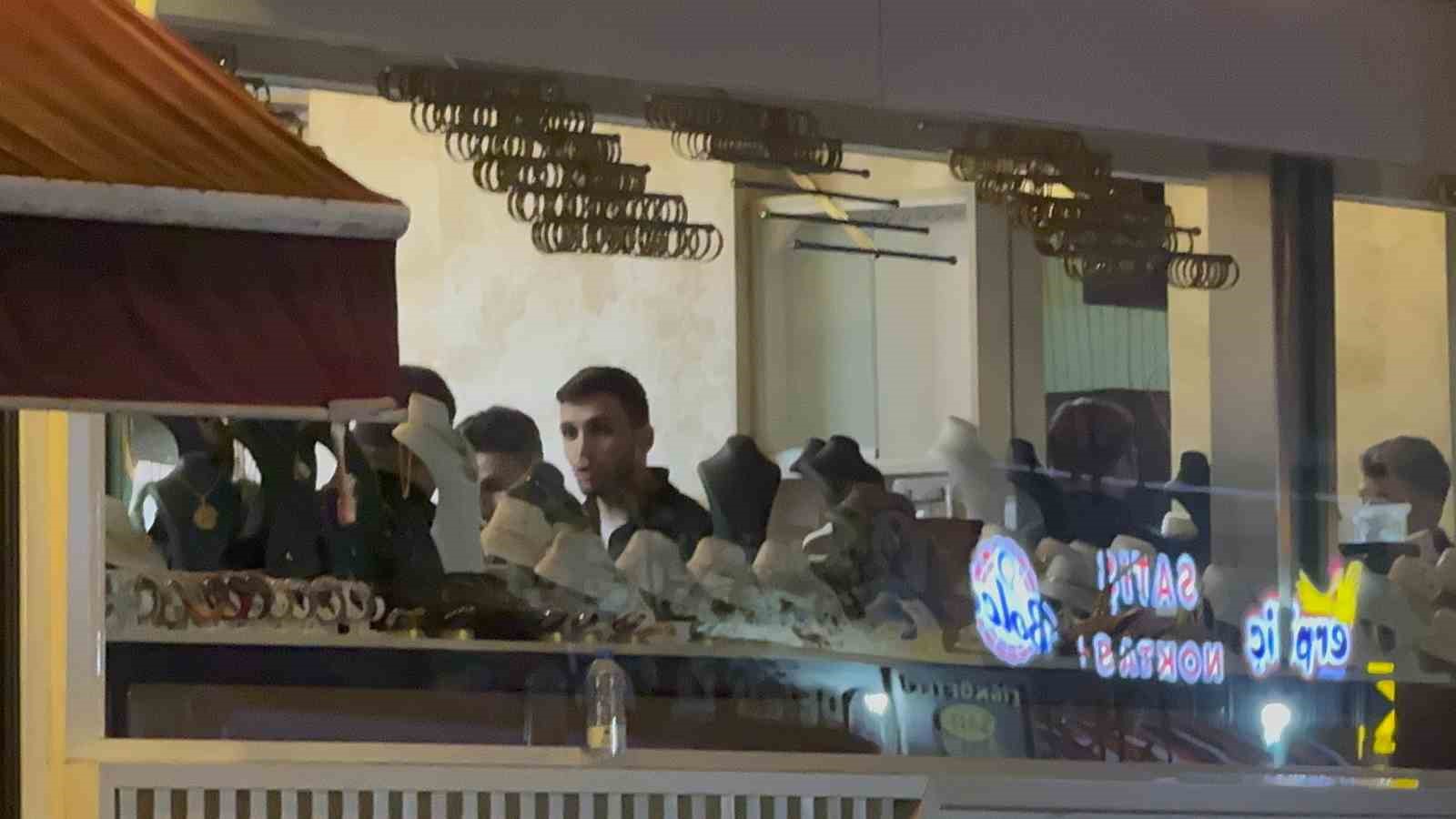 Tahliye edilen binada kuyumcu alarmı: Ziynet eşyalarını dakikalar içinde topladı