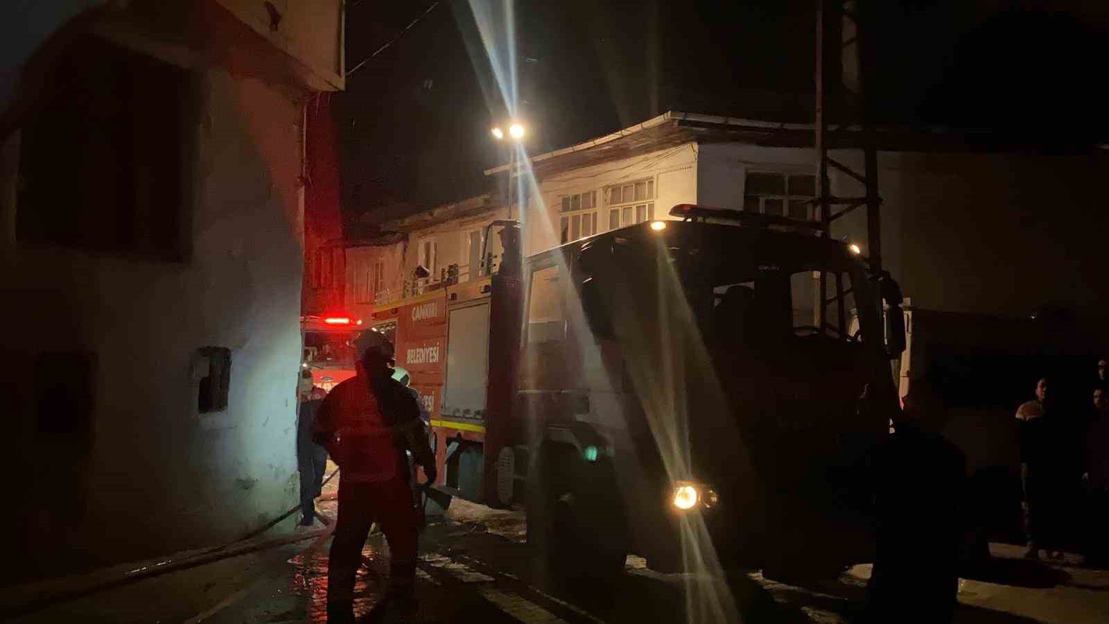 Alevlere teslim olan ev, küle döndü