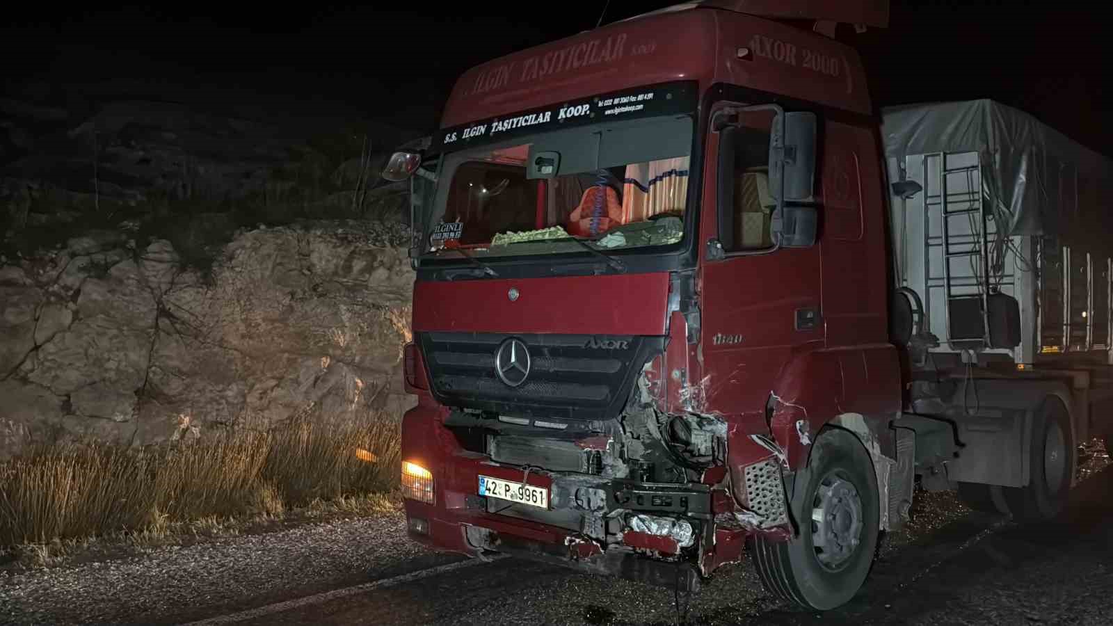 Tıra çarpan otomobilde 4 kişi yaralandı