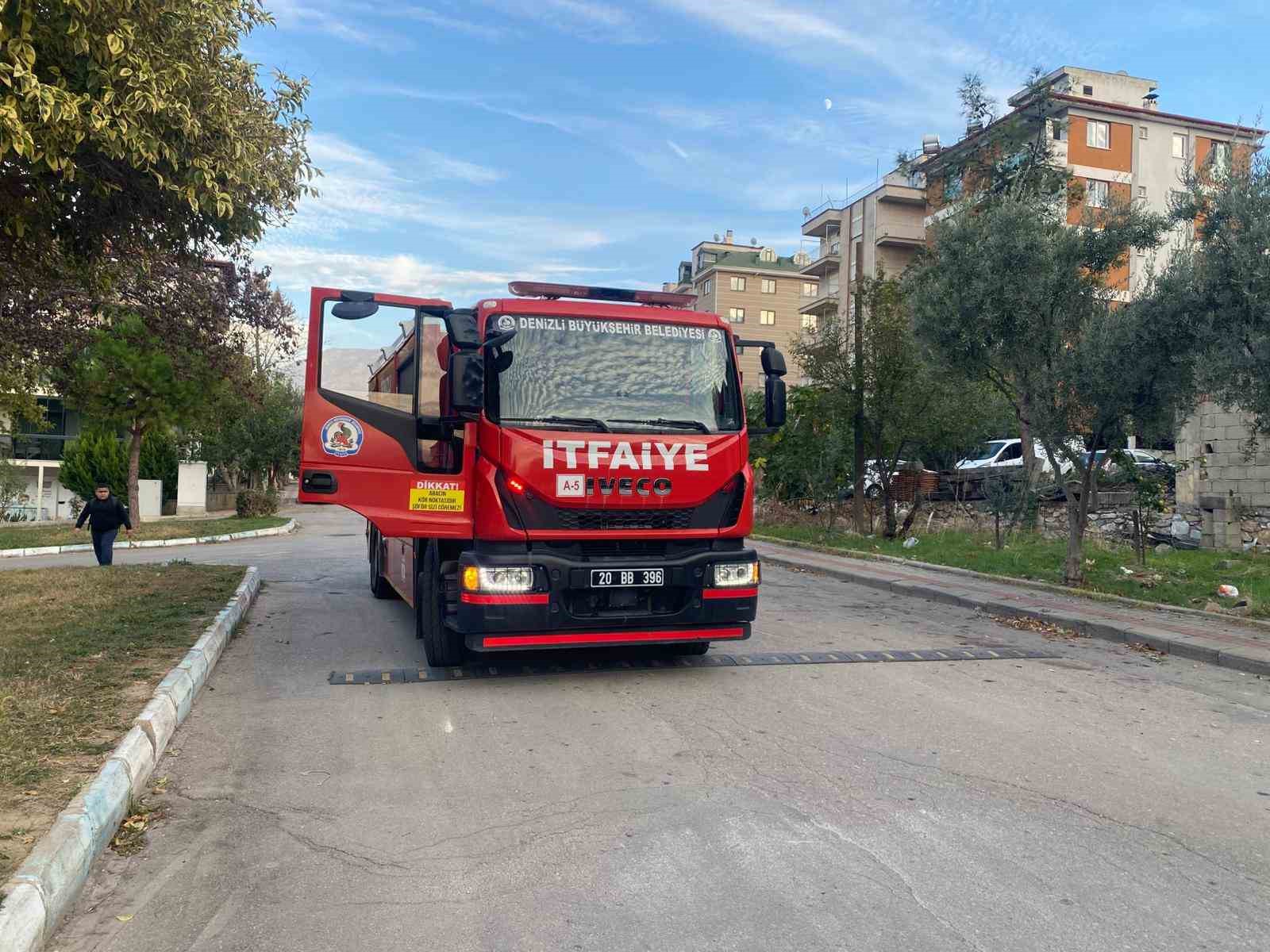 Parkta oynayan &ccedil;ocuklar oyuncağı ateşe verdi
