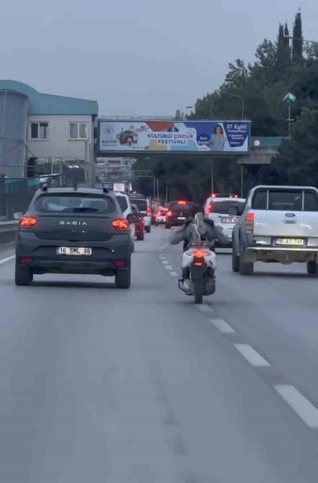Yatarak motosiklet süren maganda kamerada