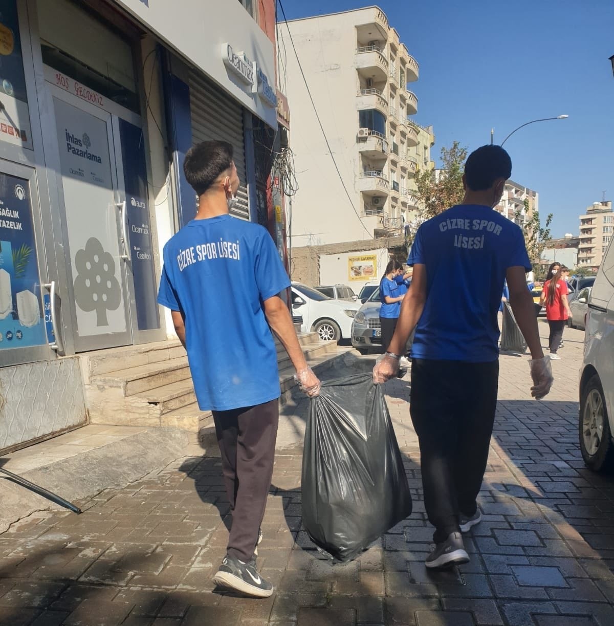 Spor Lisesi öğrencileri çevreye el attı, mahalleyi temizledi
