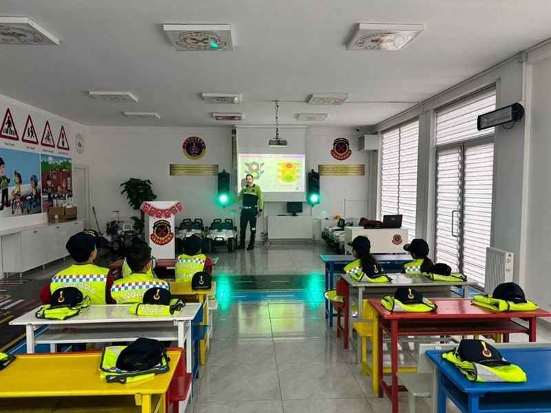 Jandarma ekipleri öğrencilere trafik kurallarını uygulamalı anlatıyor

