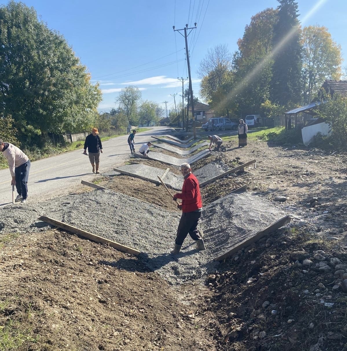 Düzce’de köy yollarına v kanal yapılıyor
