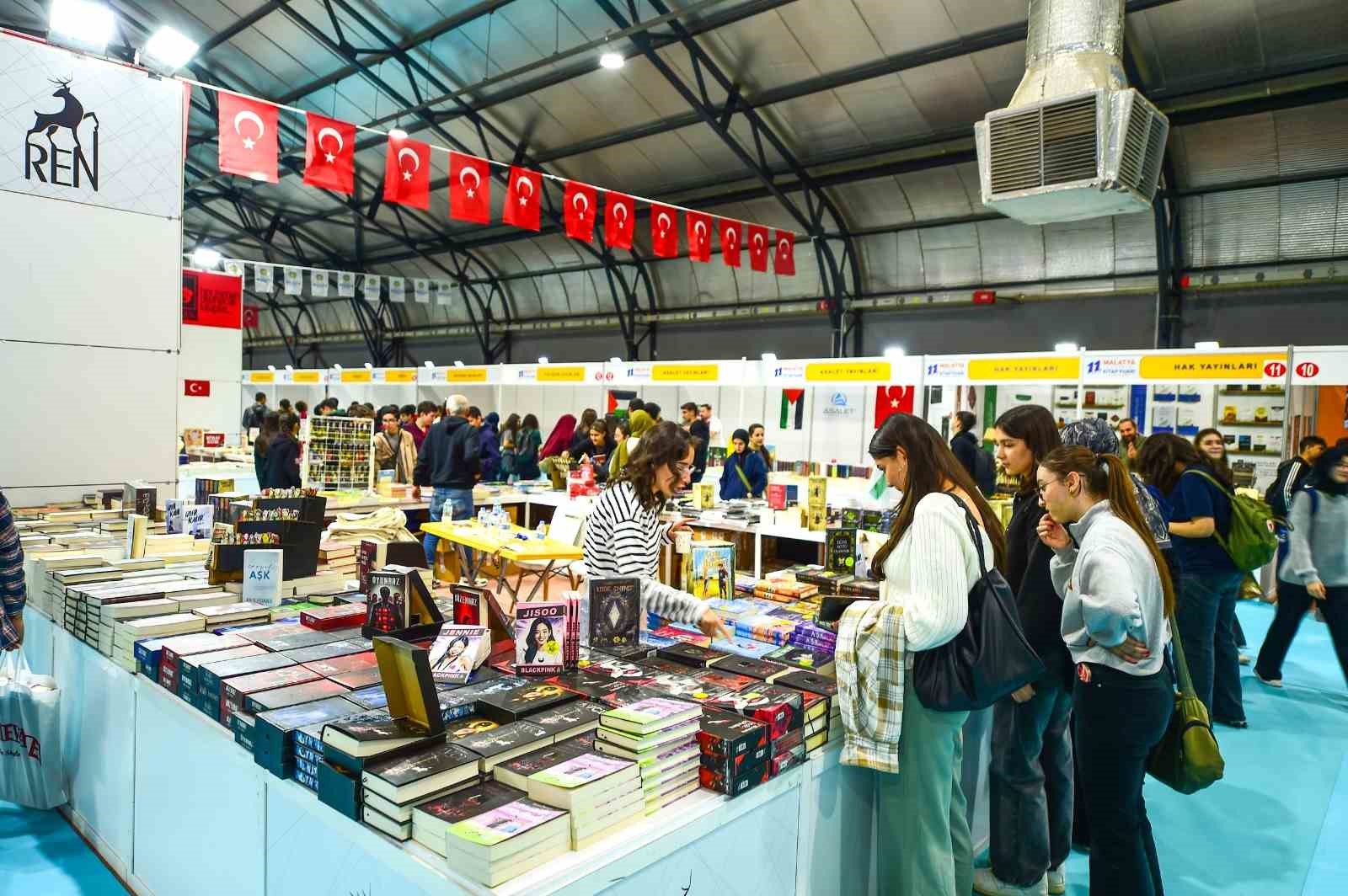 Başkan Er, Malatya Anadolu Kitap ve Kültür Fuarı’nda stantları gezdi
