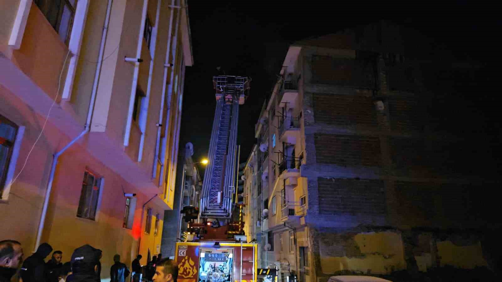 Elazığ’da çatı yangını: 1 kişi dumandan etkilendi