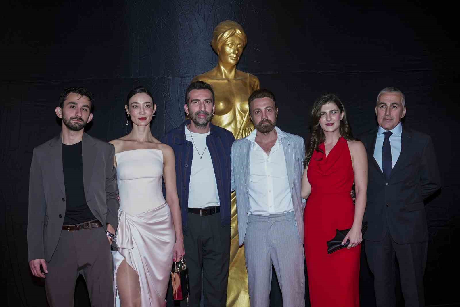 Altın Portakal&rsquo;ın kapanışında sinemanın yıldızları kırmızı halıda buluştu
