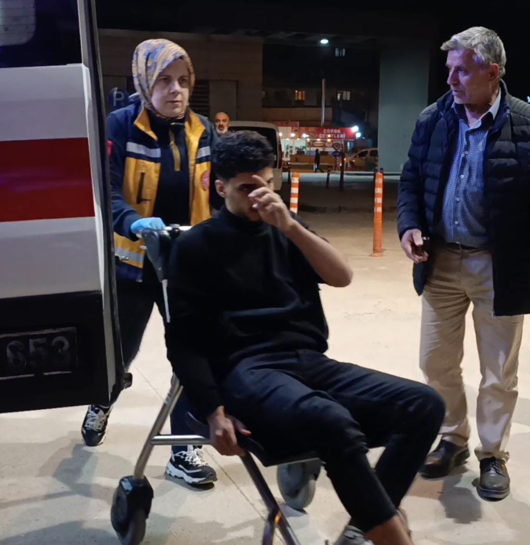 Kontrolden çıkan otomobil ağaca çarptı: 3 kişi yaralandı