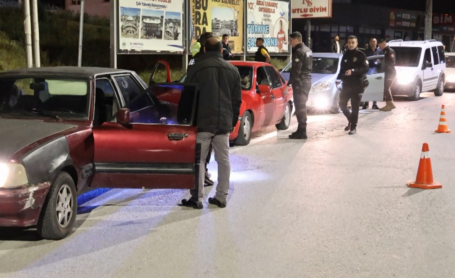 Aksaray polisinden denetim: Ara&ccedil;lar ve ş&uuml;pheli şahıslar didik didik arandı
