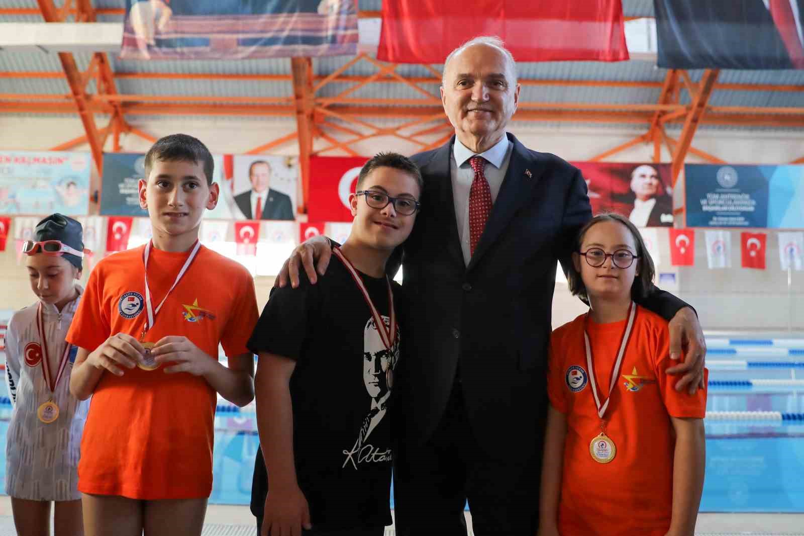 Düzce’de 250 sporcu şampiyon olmak için kulaç attı