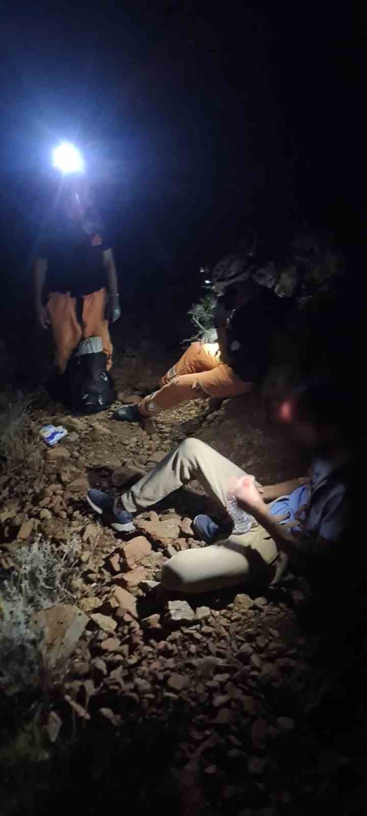 Ormalık alanda mahsur kalan vatandaş 4 saatlik &ccedil;alışma sonunda kurtarıldı
