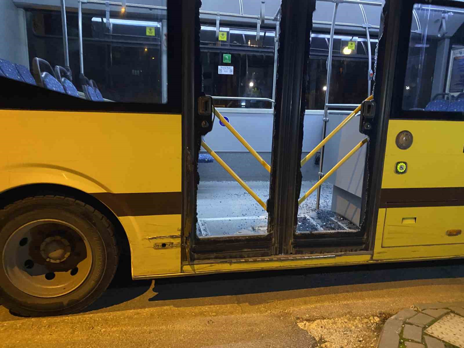 Otob&uuml;s ile kamyonet &ccedil;arpıştı: Şans eseri yaralanan olmadı
