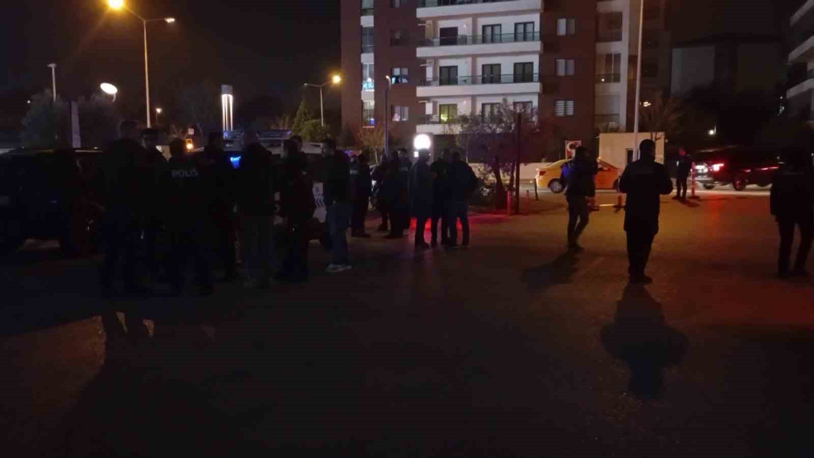 Silahını g&ouml;stererek bek&ccedil;ileri tehdit etti
