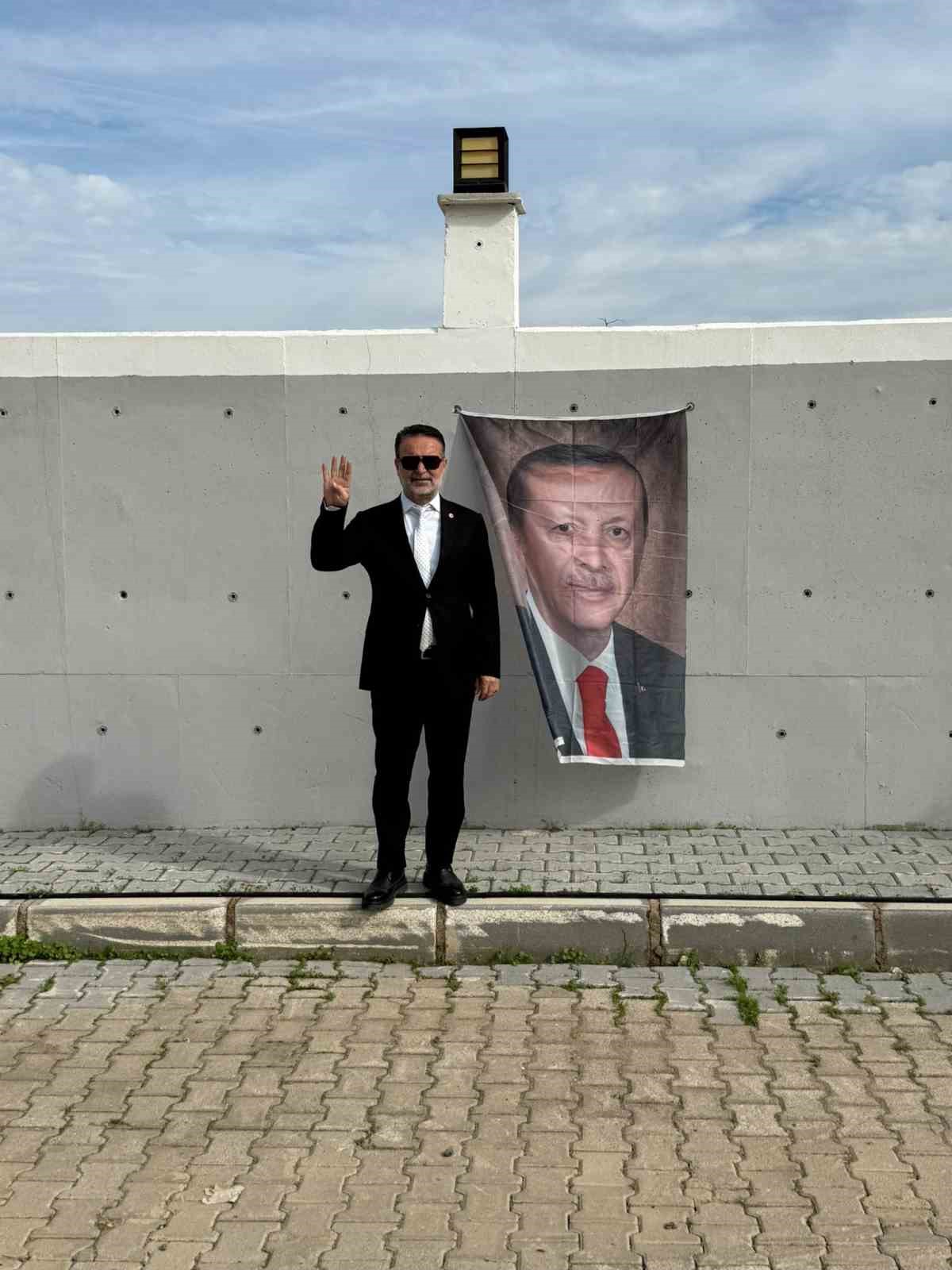 Güzelbahçe ilçe başkanı, Erdoğan sevgisini evinin duvarına taşıdı
