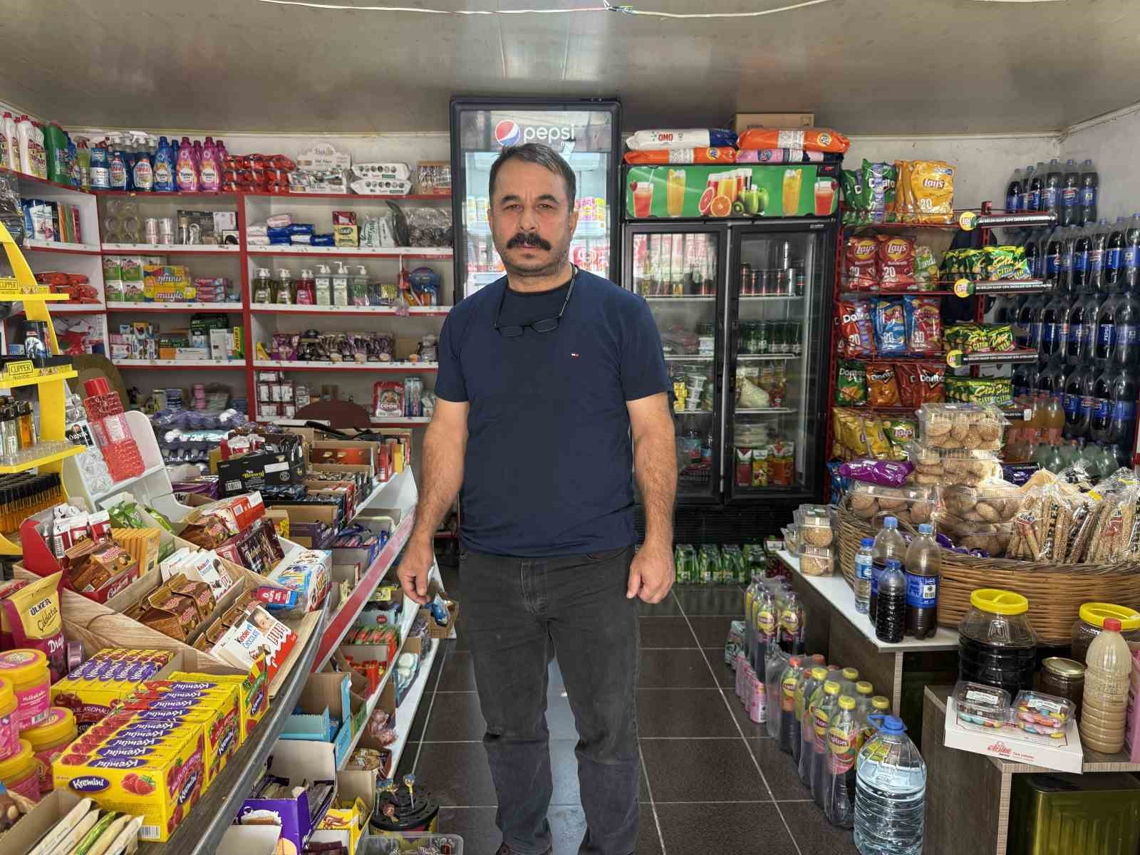 Bakkalın veresiye defterini satın alan gizemli hayırsever, borçları ödeyip defteri yaktı
